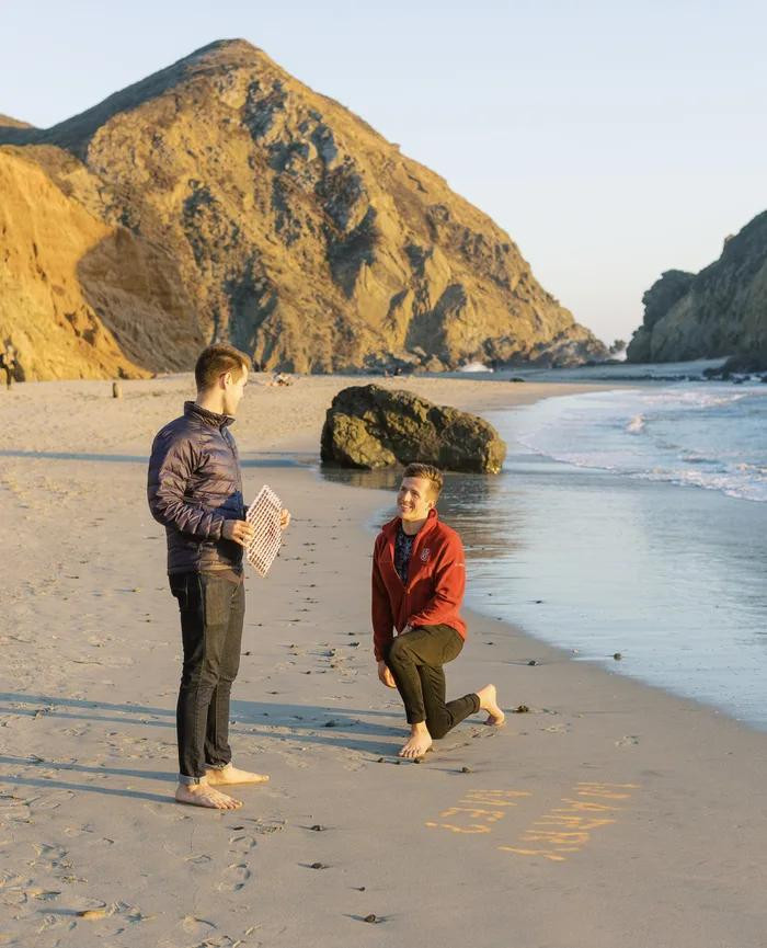 Màn cầu hôn độc đáo của hai anh chàng yêu thích nghiên cứu khoa học. Màn cầu hôn độc đáo của hai anh chàng yêu thích nghiên cứu khoa học.