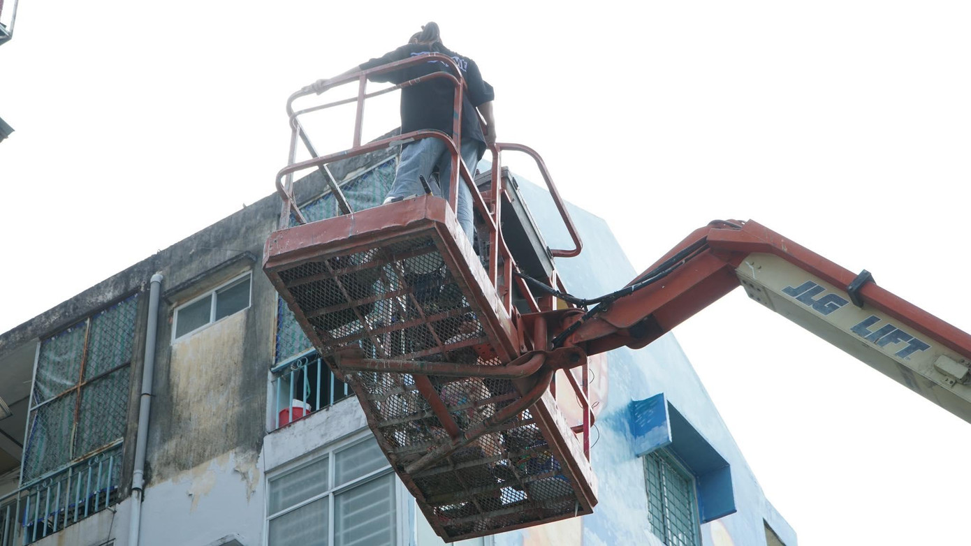 Để có được những tác phẩm nghệ thuật đẹp mắt, các nghệ sĩ đã phải làm việc chăm chỉ ở độ cao hàng chục mét. Để có được những tác phẩm nghệ thuật đẹp mắt, các nghệ sĩ đã phải làm việc chăm chỉ ở độ cao hàng chục mét.