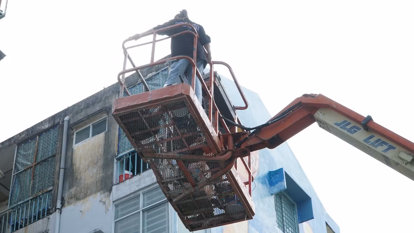 Để có được những tác phẩm nghệ thuật đẹp mắt, các nghệ sĩ đã phải làm việc chăm chỉ ở độ cao hàng chục mét.