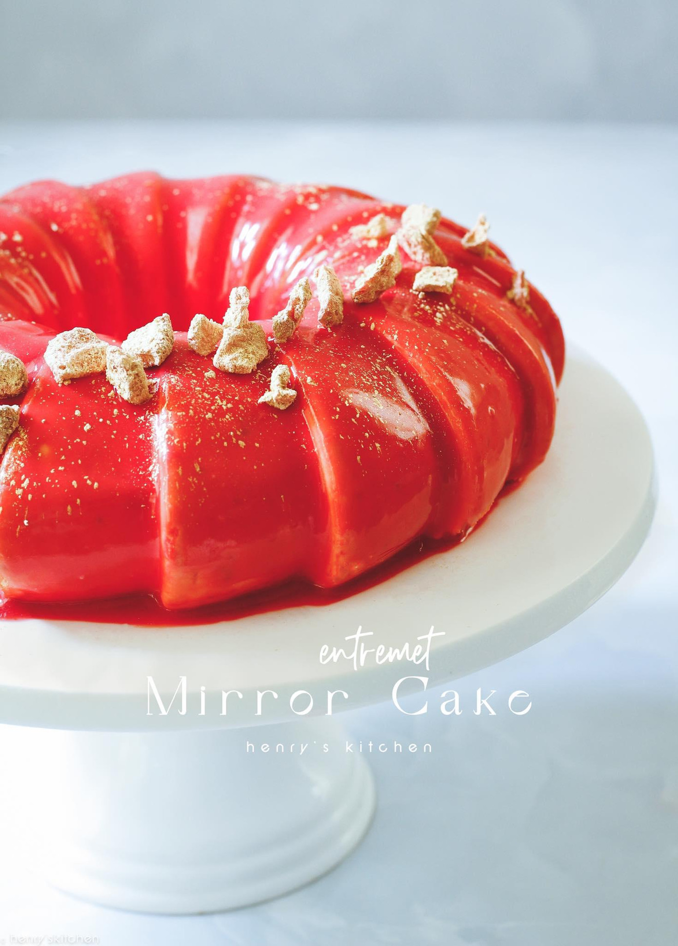 Chiếc bánh mousse phủ tráng gương (mirror glaze). Chiếc bánh mousse phủ tráng gương (mirror glaze).