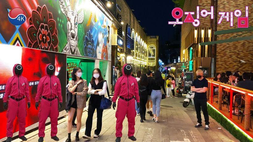 Con phố bên ngoài Itaewon giúp bạn trải nghiệm như vừa lạc vào &quot;trò chơi sinh tồn&quot;.