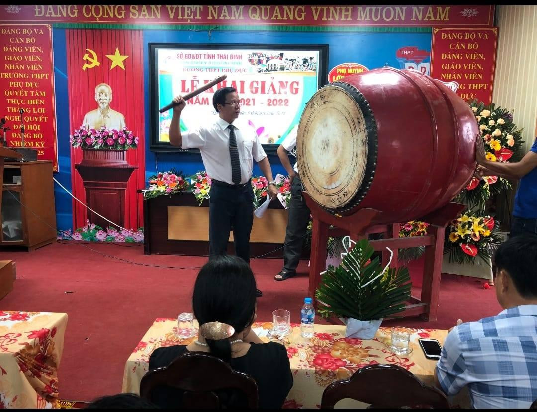 Thầy Hiệu trưởng đánh trống khai giảng, chính thức bắt đầu năm học mới 2021 - 2022. (Ảnh: THPT Phụ Dực Confession) Thầy Hiệu trưởng đánh trống khai giảng, chính thức bắt đầu năm học mới 2021 - 2022. (Ảnh: THPT Phụ Dực Confession)