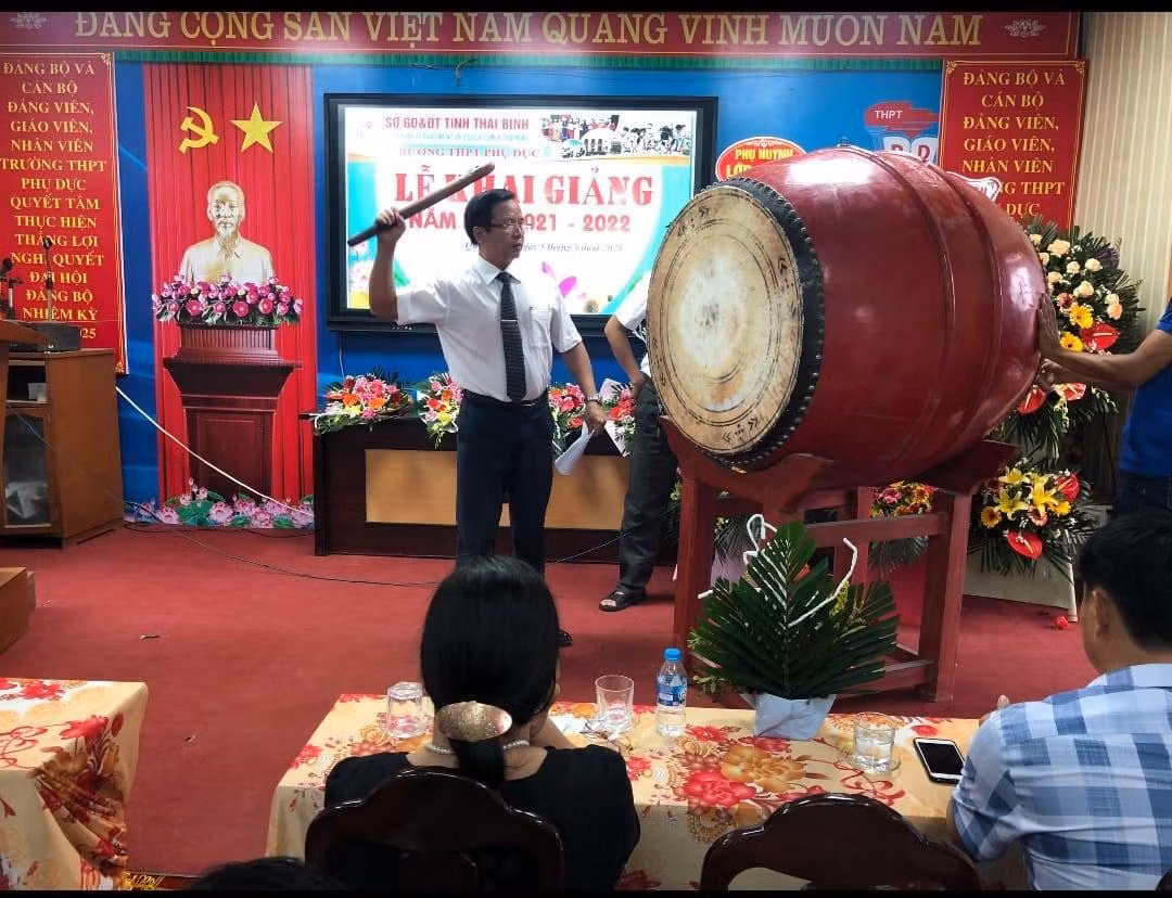 Thầy Hiệu trưởng đánh trống khai giảng, chính thức bắt đầu năm học mới 2021 - 2022. (Ảnh: THPT Phụ Dực Confession)