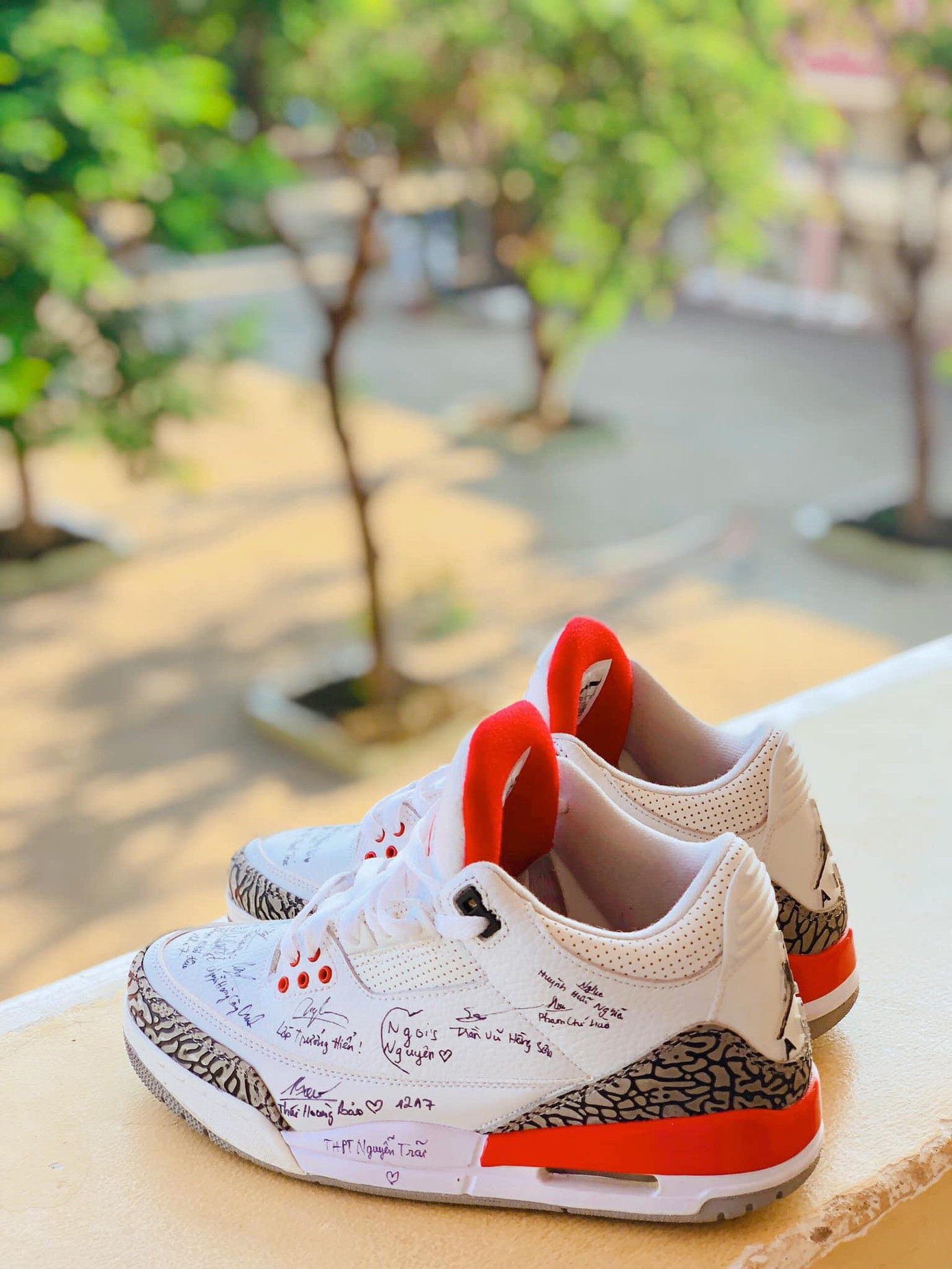 Vài tháng trước, đôi giày ấy được mua bằng tiền, còn bây giờ nó định giá bằng kỷ niệm. (Ảnh: Nhật Quang) Vài tháng trước, đôi giày ấy được mua bằng tiền, còn bây giờ nó định giá bằng kỷ niệm. (Ảnh: Nhật Quang)