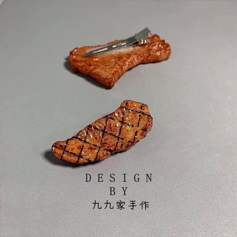 Một chiếc kẹp tóc là sự kết hợp hoàn hảo giữa thời trang và ẩm thực. Một chiếc kẹp tóc là sự kết hợp hoàn hảo giữa thời trang và ẩm thực.