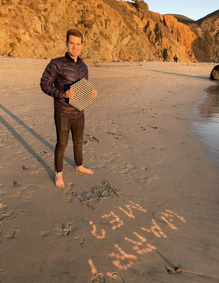 Ben Bartlett đã cầu hôn bạn trai 8 năm của mình bằng cách sử dụng gương lục giác để phản chiếu ánh nắng Mặt Trời tạo thành dòng chữ "MARRY ME?". Ben Bartlett đã cầu hôn bạn trai 8 năm của mình bằng cách sử dụng gương lục giác để phản chiếu ánh nắng Mặt Trời tạo thành dòng chữ "MARRY ME?".