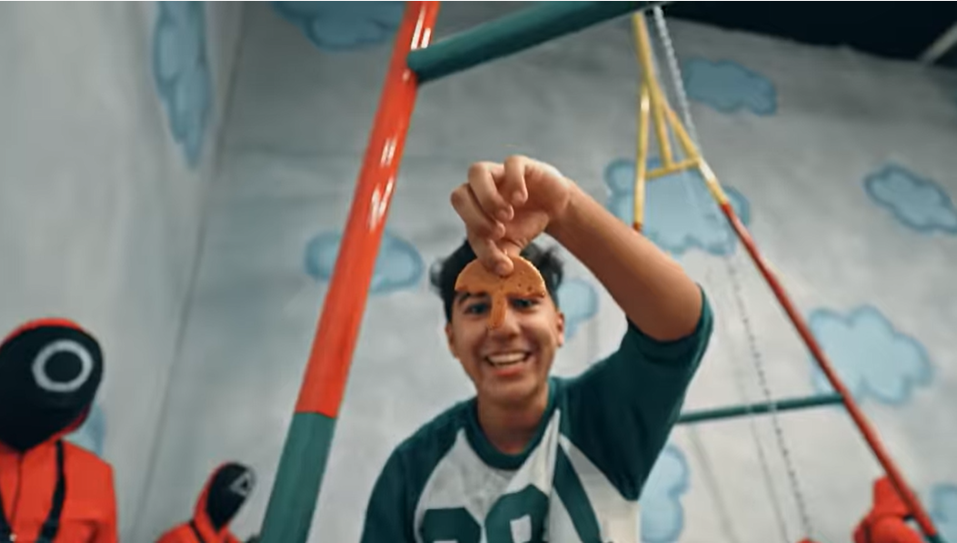 Người chơi đầu tiên tách được hộp kẹo hình chiếc ô trong phiên bản đời thực. Người chơi đầu tiên tách được hộp kẹo hình chiếc ô trong phiên bản đời thực.