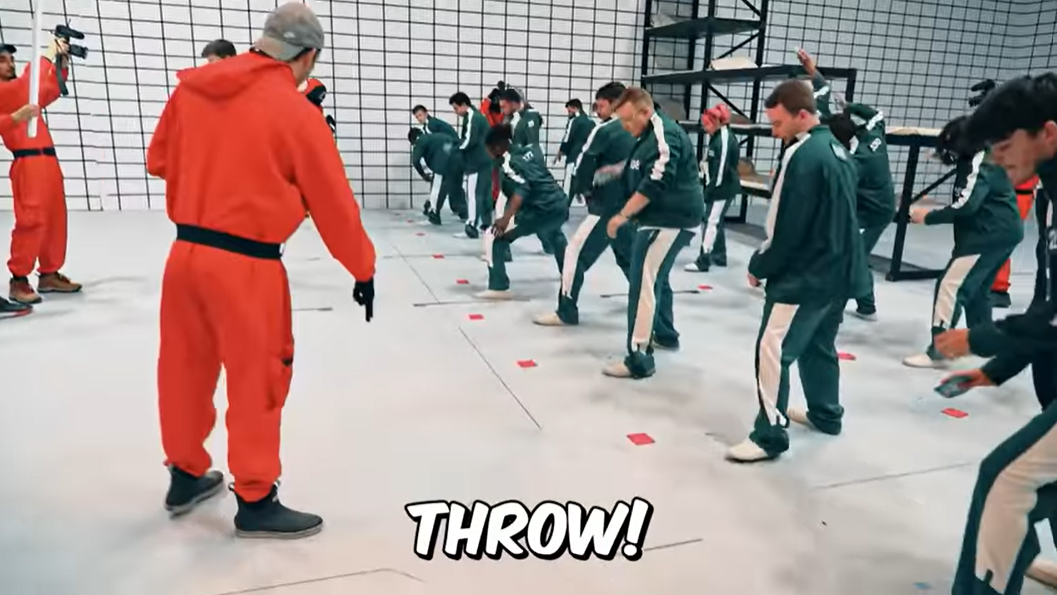 Trước khi bước vào trò Vượt Cầu Kính, người chơi phải vượt qua thử thách đập giấy mà nhân vật chính Seong Gi Hun (Lee Jung Jae) đã chơi ở tập 1 bộ phim. Trước khi bước vào trò Vượt Cầu Kính, người chơi phải vượt qua thử thách đập giấy mà nhân vật chính Seong Gi Hun (Lee Jung Jae) đã chơi ở tập 1 bộ phim.