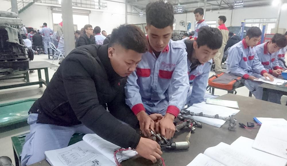 Nội dung về giáo dục nghề nghiệp trong 3 Chương trình mục tiêu quốc gia đều triển khai rất chậm do gặp không ít vướng mắc. Nội dung về giáo dục nghề nghiệp trong 3 Chương trình mục tiêu quốc gia đều triển khai rất chậm do gặp không ít vướng mắc.