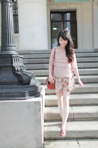 Chân váy chữ A, chân váy xếp ly mang đến một vẻ đẹp nữ tính dễ thương. Phần nơ buộc trên cổ áo hay váy là chi tiết thường thấy trong phong cách thời trang của các cô nàng nữ sinh. Blazer là item đại diện cho phong cách nữ sinh Châu Âu. Diện quần short với áo sơ mi trong ngày đi chơi cùng bạn bè.