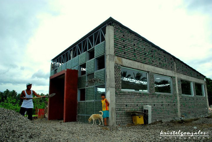 Các chai nhựa được liên kết bằng một ít vữa