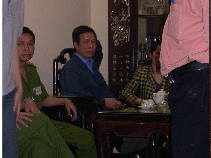 Ông Tiến đang nghe lệnh khởi tố, bắt tạm giam tại nhà riêng. Ảnh: Tùng Duy