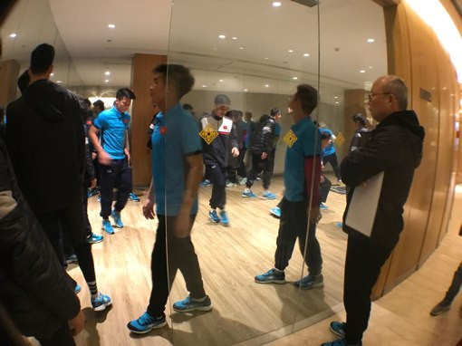 HLV Park Hang Seo trầm ngâm xem U23 tập tại Côn Sơn ảnh 5