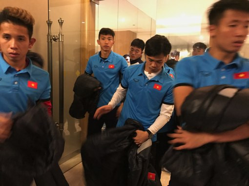 HLV Park Hang Seo trầm ngâm xem U23 tập tại Côn Sơn ảnh 2