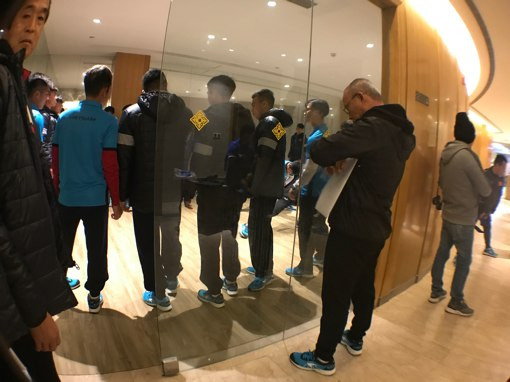 HLV Park Hang Seo trầm ngâm xem U23 tập tại Côn Sơn ảnh 6