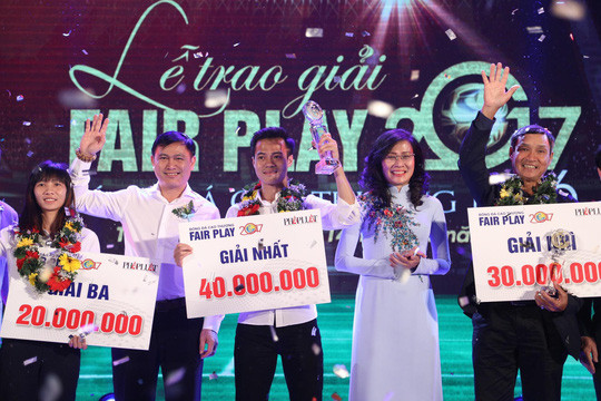 Văn Toàn tặng giải thưởng Fair-play cho nữ cầu thủ giúp mẹ chữa bệnh ảnh 1