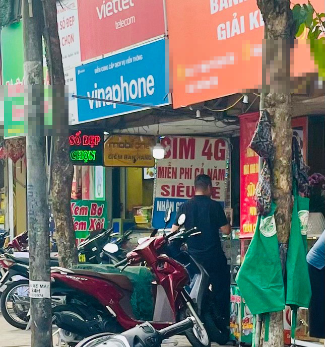 Một cửa hàng bán sim tại phố Kim Mã, Hà Nội. Một cửa hàng bán sim tại phố Kim Mã, Hà Nội.