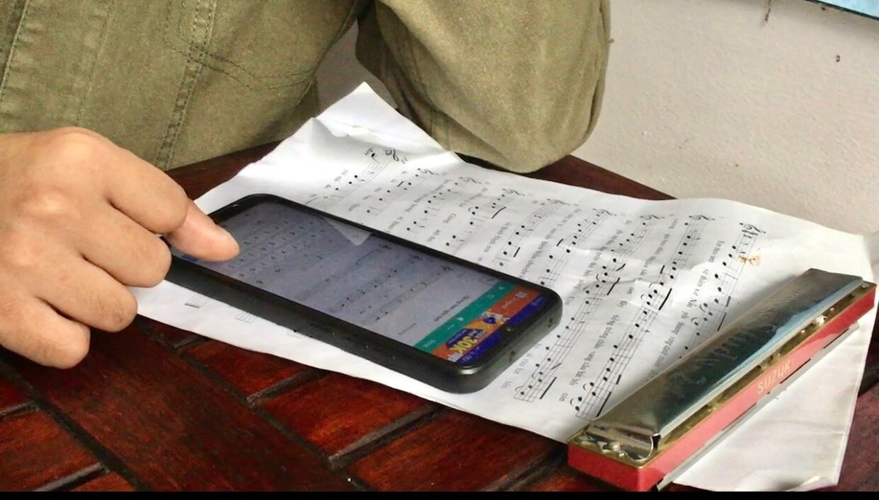 Trần Bình Phương đã biến chiếc điện thoại thành công cụ hỗ trợ sáng tác.