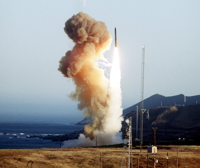 Minuteman III là ICBM duy nhất trong kho tên lửa ICBM phóng từ đất liền của Mỹ. Tên lửa này được phóng từ các giếng phóng cố định trong lòng đất. Điều làm nên sức mạnh hủy diệt đáng sợ của tên lửa này là ngoài tầm bắn xa, nó còn được trang bị công nghệ dẫn hướng tiên tiến với độ chính xác rất cao với 3 đầu đạn hạt nhân có khả năng hủy diệt mọi mục tiêu. Ảnh: Businesswire. Minuteman III là ICBM duy nhất trong kho tên lửa ICBM phóng từ đất liền của Mỹ. Tên lửa này được phóng từ các giếng phóng cố định trong lòng đất. Điều làm nên sức mạnh hủy diệt đáng sợ của tên lửa này là ngoài tầm bắn xa, nó còn được trang bị công nghệ dẫn hướng tiên tiến với độ chính xác rất cao với 3 đầu đạn hạt nhân có khả năng hủy diệt mọi mục tiêu. Ảnh: Businesswire. Bài viết: http://news.zing.vn/10-ten-lua-lien-luc-dia-dang-so-nhat-the-gioi-post381965.html#category Nguồn Zing News