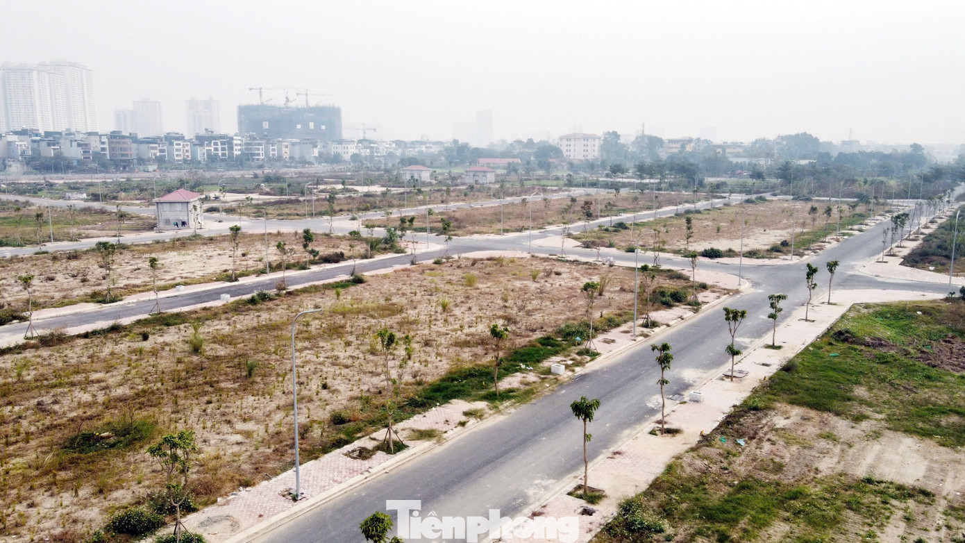 Đồng thời, lập dự án đầu tư xây dựng công trình theo quy định; chỉ đạo quản lý phần diện tích 60.338,5m2 quy hoạch đất ở để giao đất tái định cư theo quy định.