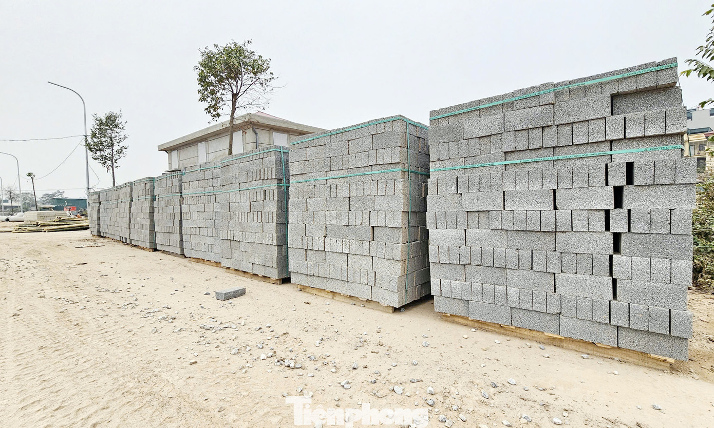 Theo ghi nhận của PV, khu di dân phục vụ giải phóng mặt bằng khu tưởng niệm danh nhân Chu Văn An nằm trên địa bàn thôn Văn, xã Thanh Liệt đang trong quá trình xây dựng hạ tầng kỹ thuật dự án.