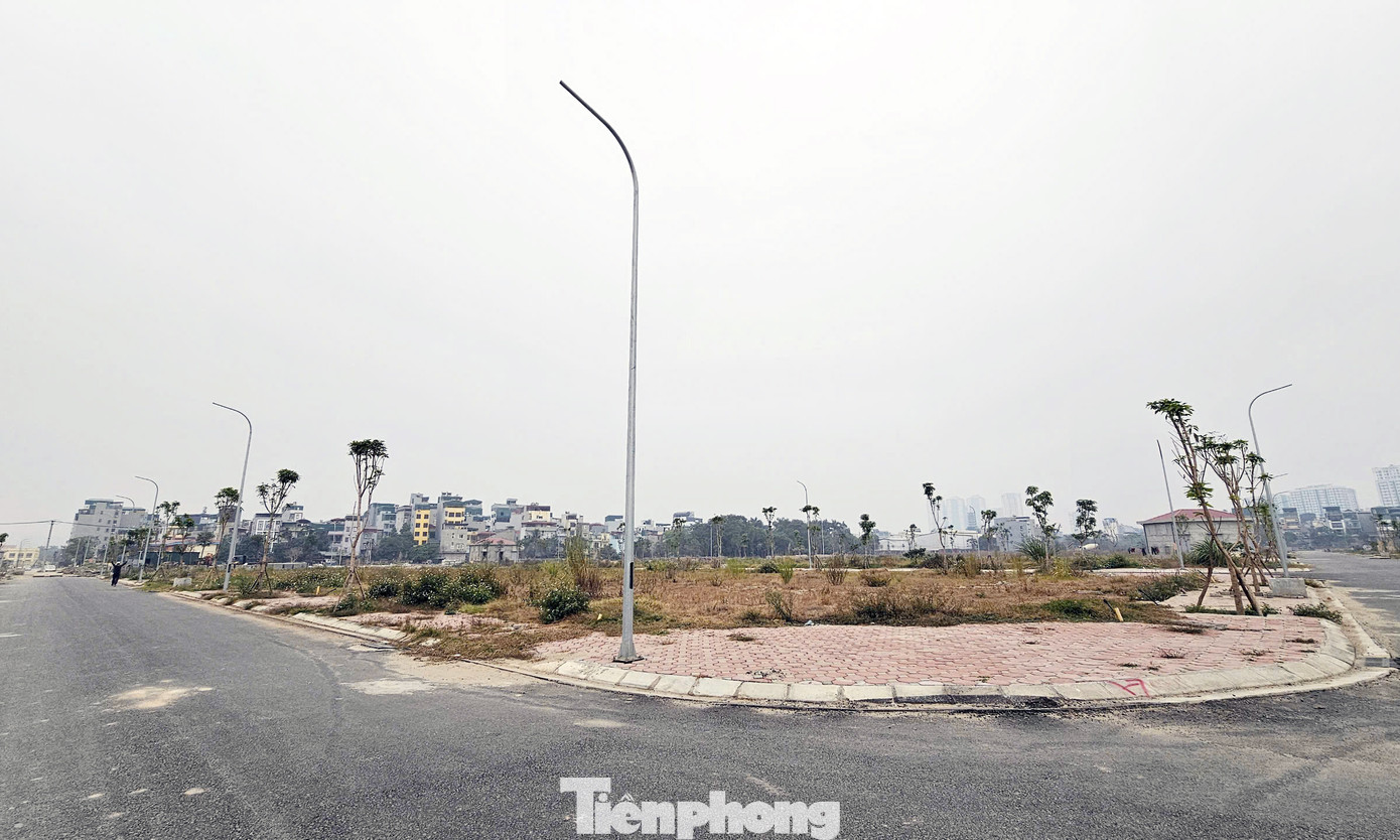 Trao đổi với PV, lãnh đạo UBND xã Thanh Liệt cho biết, hiện nhiều tuyến đường nội khu, vỉa hè, cây xanh, hệ thống điện nước... tại khu di dân phục vụ giải phóng mặt bằng khu tưởng niệm danh nhân Chu Văn An cơ bản được hoàn thiện. Thời gian tới, người dân sẽ bốc thăm nhận suất tái định cư theo quy định.