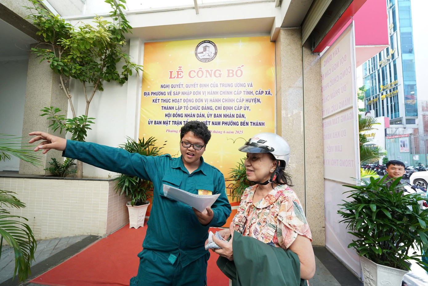 Tại các phường mới thành lập, công tác phục vụ người dân đến làm thủ tục vẫn diễn ra bình thường Tại các phường mới thành lập, công tác phục vụ người dân đến làm thủ tục vẫn diễn ra bình thường