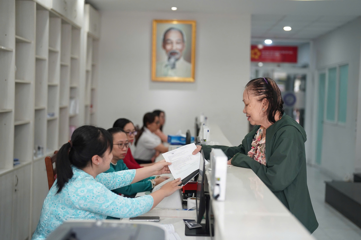 Bà Nguyễn Thị Tuyết (70 tuổi) ngụ đường Nguyễn Trãi (Quận 1 cũ) phấn khởi khi đi nhận kết quả hồ sơ. "Theo giấy hẹn là ngày 27 tôi nhận kết quả nhưng tôi bận việc. Nay tôi đến thấy phường khang trang và biết có lễ công bố quyết định của Trung ương và địa phương về việc sáp nhập. Rất phấn khởi khi mà hồ sơ được trả nhanh như thế này", bà Tuyến chia sẻ. Bà Nguyễn Thị Tuyết (70 tuổi) ngụ đường Nguyễn Trãi (Quận 1 cũ) phấn khởi khi đi nhận kết quả hồ sơ. "Theo giấy hẹn là ngày 27 tôi nhận kết quả nhưng tôi bận việc. Nay tôi đến thấy phường khang trang và biết có lễ công bố quyết định của Trung ương và địa phương về việc sáp nhập. Rất phấn khởi khi mà hồ sơ được trả nhanh như thế này", bà Tuyến chia sẻ.