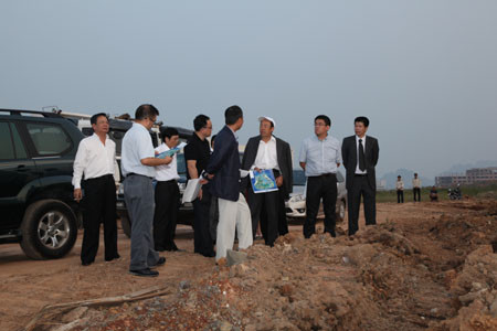 Các nhà đầu tư từ Tập doàn Bích Quế Viên khảo sát thực địa bến du thuyền nhân tạo đang xây dựng tại đảo Tuần Châu