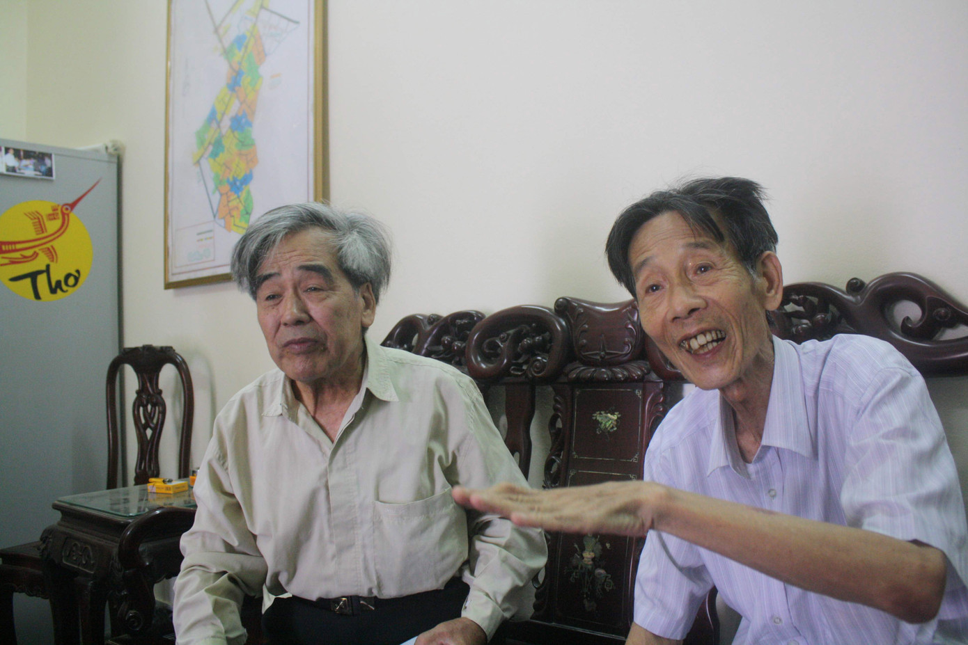 Cụ Lê Trần Thúy (bên phải) và nhà văn - dịch giả Thúy Toàn giới thiệu về làng Phù Lưu