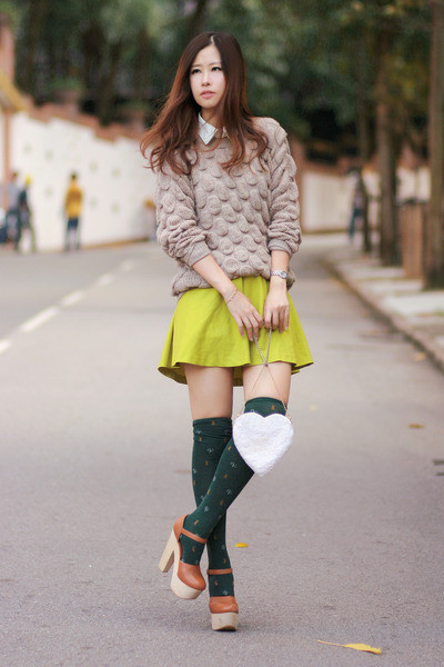 Mix váy ngắn cùng với tất cao quá đầu gối sẽ đem lại cho bạn vẻ dễ thương mà vẫn rất cá tính. Vẻ đẹp dịu dàng và dễ thương của chân váy xòe kết hợp với vẻ đẹp thanh lịch của áo sơ mi tạo nên một phong cách cực hoàn hảo. Váy ngắn + áo pull = một phong cách đậm chất teen Thêm áo khoác nhẹ nhàng cho ngày trở gió Áo sơ mi diện trong áo len hoặc áo pull mix cùng chân váy sẽ đem lại cho bạn vẻ trẻ trung thanh lịch.