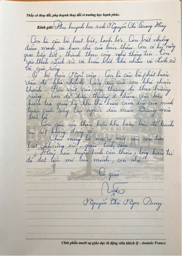 Thay vì đánh giá điểm số, nhiều giáo viên đã chọn hình thức &quot;đánh giá&quot; như thế này khiến phụ huynh và học sinh rất vui vẻ.