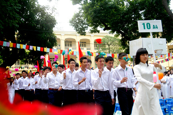 Những học sinh lớp 10 tiến vào khán đài dự lễ khai giảng. Những học sinh lớp 10 tiến vào khán đài dự lễ khai giảng