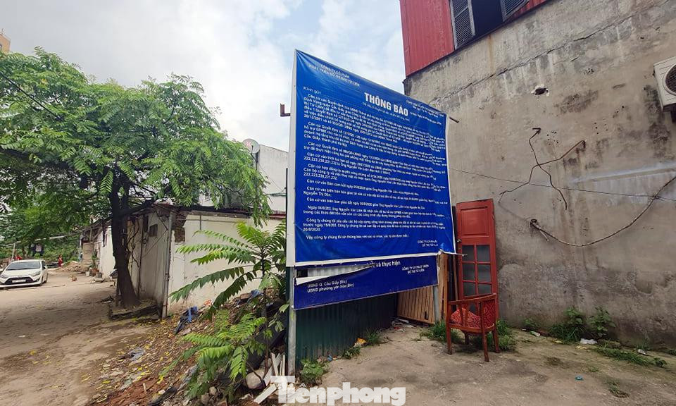 Chủ đầu tư niêm yết thông báo về việc di chuyển tài sản và phá dỡ công trình xây trái phép trên đất dự án. Chủ đầu tư niêm yết thông báo về việc di chuyển tài sản và phá dỡ công trình xây trái phép trên đất dự án.