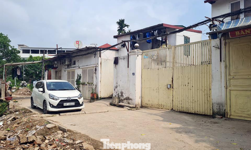 Một số hộ dân tự nhận chuyển nhượng khu đất nằm trong quy hoạch Dự án Xây dựng và Kinh doanh hạ tầng khu đô thị mới Dịch Vọng (quận Cầu Giấy, Hà Nội) bằng giấy tờ viết tay và đòi bồi thường giá cao. Một số hộ dân tự nhận chuyển nhượng khu đất nằm trong quy hoạch Dự án Xây dựng và Kinh doanh hạ tầng khu đô thị mới Dịch Vọng (quận Cầu Giấy, Hà Nội) bằng giấy tờ viết tay và đòi bồi thường giá cao.