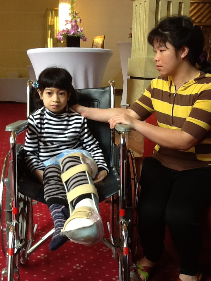 Bé Nguyễn Thị Loan và mẹ tại Hà Nội