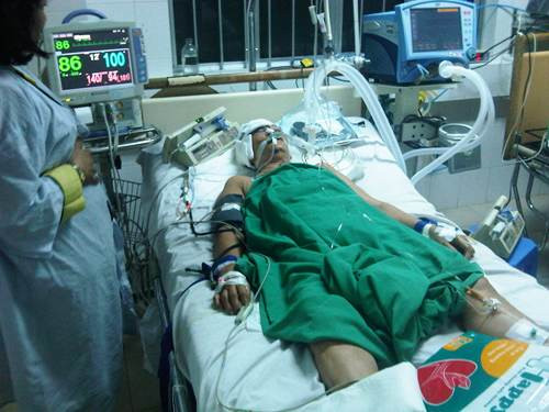 Bị chồng chém trong đêm bà Ngô Thị Chanh hiện đang thoi thóp tại bệnh viện