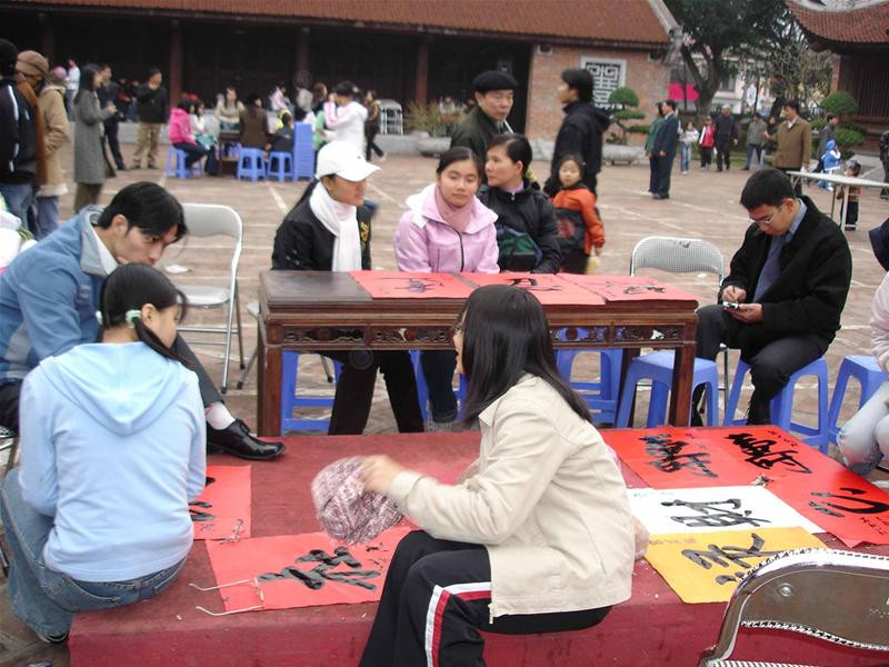 Cho xin một tích kê nào Hong chữ ngoài sân Hong chữ trong nhà Hỉ hả ra về với chữ xin được