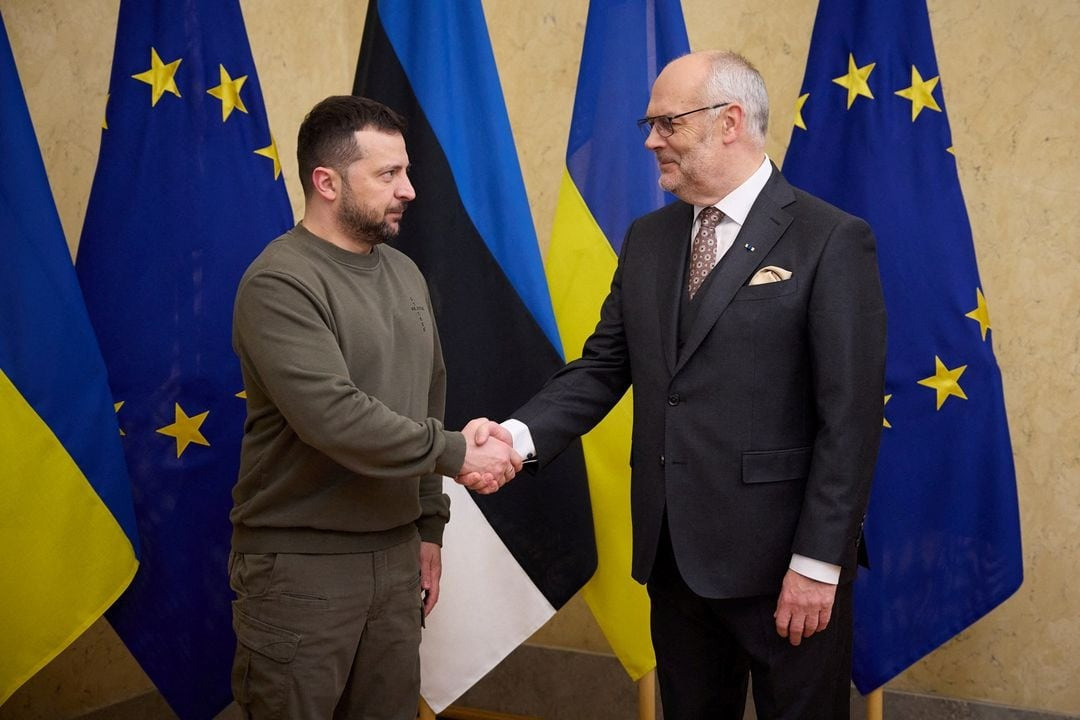 Tổng thống Ukraine Volodymyr Zelensky và Tổng thống Estonia Alar Karis bắt tay trước cuộc họp báo chung ở Tallinn ngày 11/1. Ảnh: Reuters Tổng thống Ukraine Volodymyr Zelensky và Tổng thống Estonia Alar Karis bắt tay trước cuộc họp báo chung ở Tallinn ngày 11/1. Ảnh: Reuters