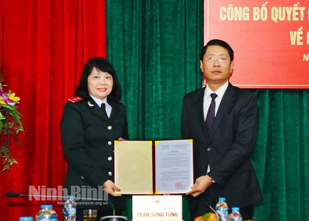 Phó Chủ tịch UBND tỉnh Trần Song Tùng trao quyết định và chúc mừng bà Lê Quế Giang, tân Phó Chánh Thanh tra tỉnh. Ảnh: Báo Ninh Bình.