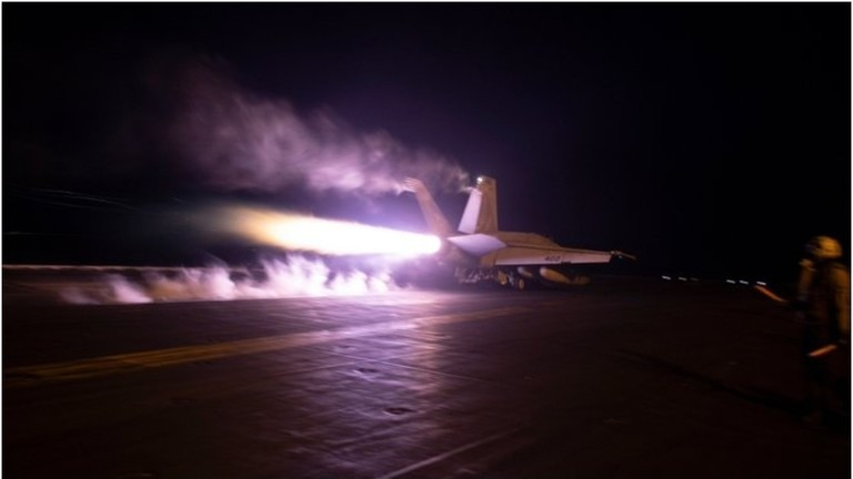 Máy bay chiến đấu Mỹ cất cánh từ tàu sân bay. Ảnh: Twitter Máy bay chiến đấu Mỹ cất cánh từ tàu sân bay. Ảnh: Twitter