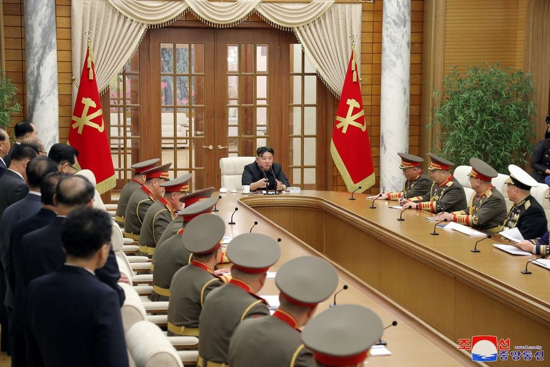 Chủ tịch Kim Jong-un họp với các quan chức quân đội. Ảnh: Reuters
