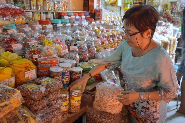 Năm nay sạp hàng của bà Liên chỉ nhập khoảng 1-2 tấn bánh mút phục vụ dịp Tết, chưa dám nhập nhiều. Ảnh: Minh Tâm Năm nay sạp hàng của bà Liên chỉ nhập khoảng 1-2 tấn bánh mút phục vụ dịp Tết, chưa dám nhập nhiều. Ảnh: Minh Tâm