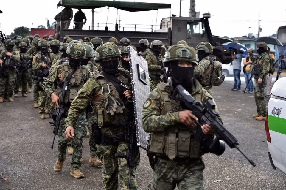 Các binh sĩ đến nhà tù Khu 8 ở Guayaquil (Ecuador) để kiểm tra hôm 7/1. Ảnh: Reuters Các binh sĩ đến nhà tù Khu 8 ở Guayaquil (Ecuador) để kiểm tra hôm 7/1. Ảnh: Reuters