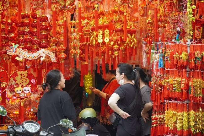 Các điểm bán hàng trang trí Tết phía ngoài Chợ có không khí mua sắm hơn các gian hàng bên trong nhà lồng chợ. Ảnh: Minh Tâm Các điểm bán hàng trang trí Tết phía ngoài Chợ có không khí mua sắm hơn các gian hàng bên trong nhà lồng chợ. Ảnh: Minh Tâm