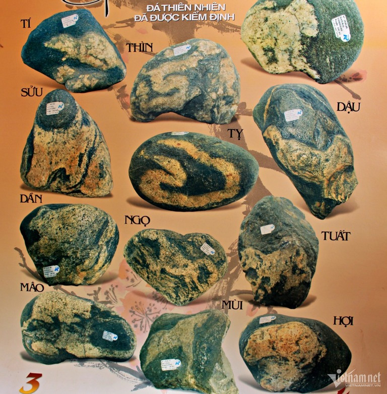 Bộ sưu tập đá nghệ thuật 12 con giáp có đầy đủ tem kiểm định. Ảnh chụp lại Bộ sưu tập đá nghệ thuật 12 con giáp có đầy đủ tem kiểm định. Ảnh chụp lại