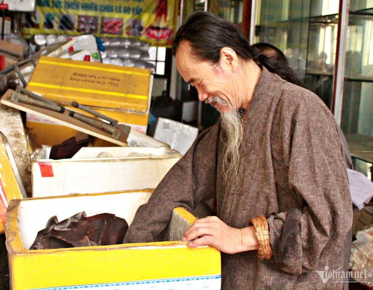 Sư thầy Nhuận Tâm nổi tiếng là người sở hữu nhiều bộ sưu tập đá cảnh tự nhiên nghệ thuật độc đáo, hiếm gặp Sư thầy Nhuận Tâm nổi tiếng là người sở hữu nhiều bộ sưu tập đá cảnh tự nhiên nghệ thuật độc đáo, hiếm gặp