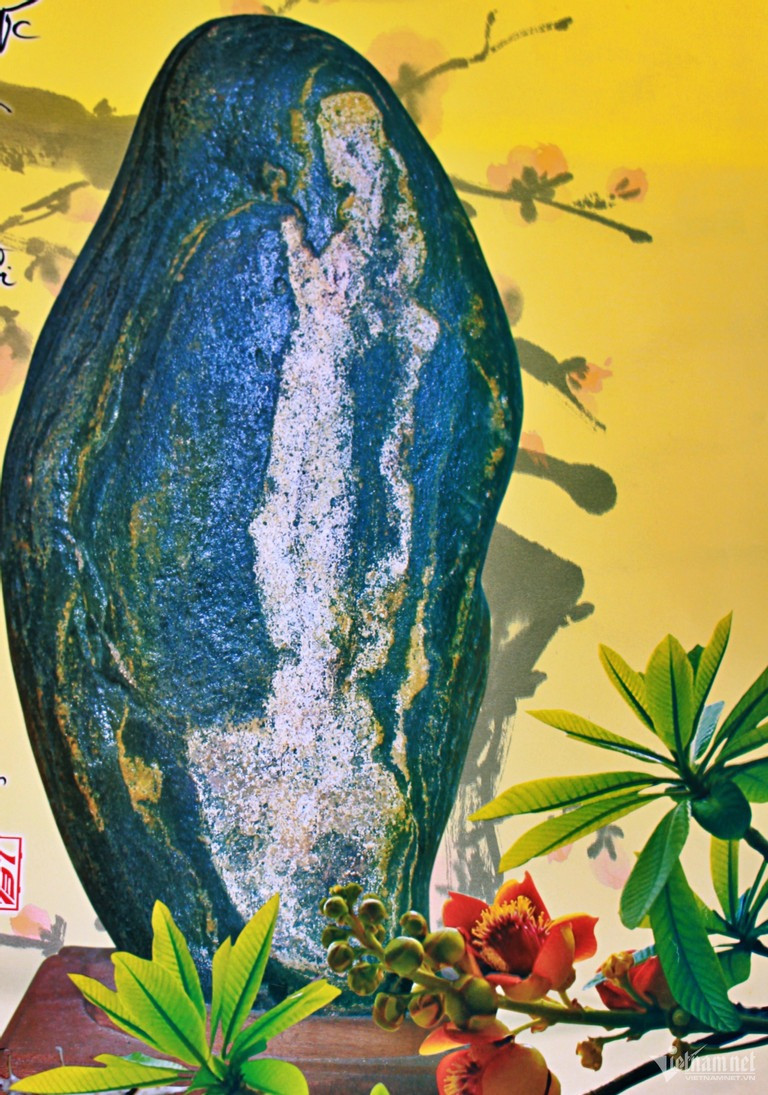 Viên đá có hình ảnh trông giống như Phật bà Quan Âm cầm bình nước cam lồ Viên đá có hình ảnh trông giống như Phật bà Quan Âm cầm bình nước cam lồ