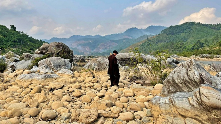 Sư thầy Nhuận Tâm trong một lần đi sưu tầm đá cảnh nghệ thuật. Ảnh: Nhân vật cung cấp Sư thầy Nhuận Tâm trong một lần đi sưu tầm đá cảnh nghệ thuật. Ảnh: Nhân vật cung cấp