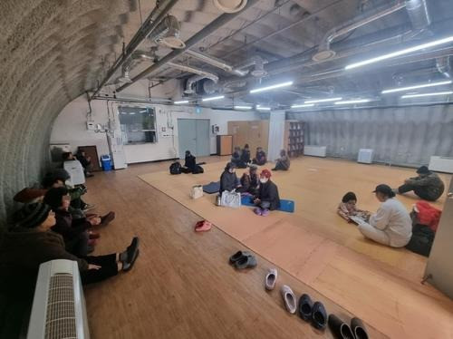 Người dân Yeonpyeong được sơ tán đến nơi trú ẩn. Ảnh: Yonhap Người dân Yeonpyeong được sơ tán đến nơi trú ẩn. Ảnh: Yonhap